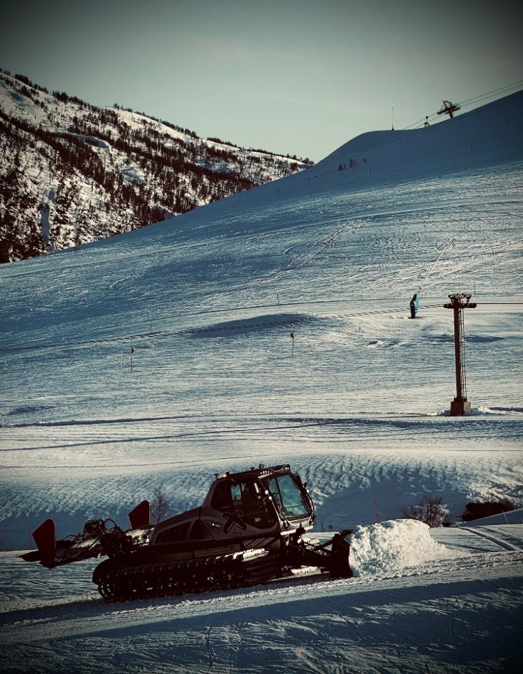 This image has an empty alt attribute; its file name is piste-basher-grooming-snow-760x978.jpg